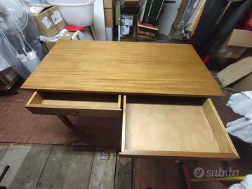 Tavolo in legno con due cassetti