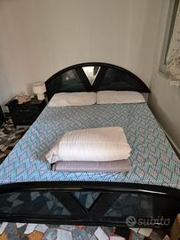 Letto con comodini