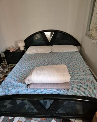 Letto con comodini