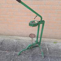 Macchina  x mettere  il  tappo  in  sughero 