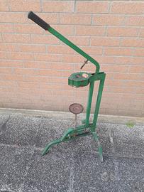 Macchina  x mettere  il  tappo  in  sughero 