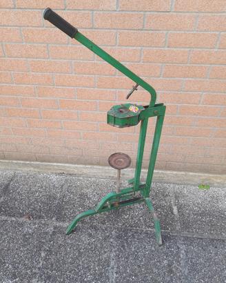 Macchina  x mettere  il  tappo  in  sughero 