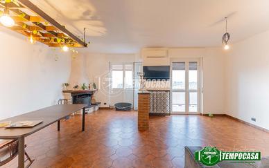 AMPIO QUADRILOCALE SU DUE LIVELLI CON BOX E DUE