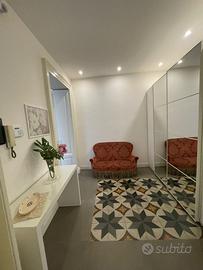 Divanetto vintage e tavolino bianco IKEA