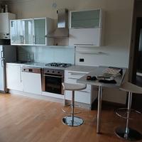 Cucina IKEA con frigorifero, forno e lavastoviglie