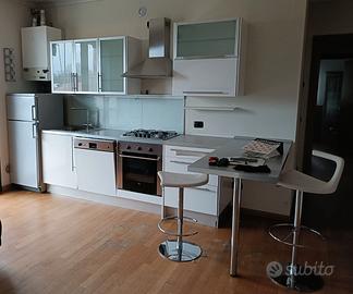 Cucina IKEA con frigorifero, forno e lavastoviglie