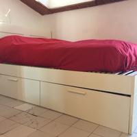 Letto bianco Ikea con ampi cassettoni