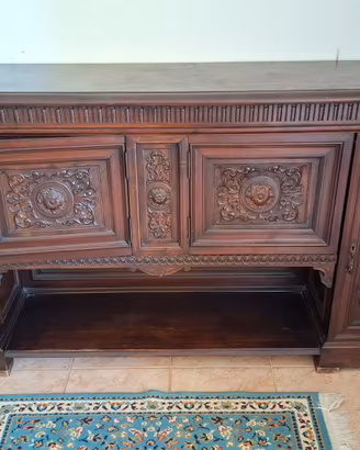 Mobile in legno con sportelli intarsiati 