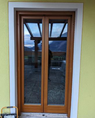 porta finestra triplo vetro con scuri e telaio