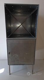 Mobiletto in lamiera zincata.