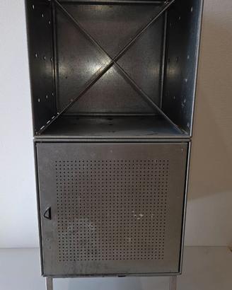 Mobiletto in lamiera zincata.