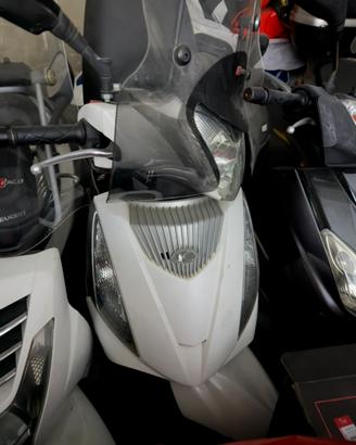Per ricambi o da sistemare kymco people 200 bianco