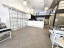 locale-attrezzato-con-uffici-parcheggi-pronto