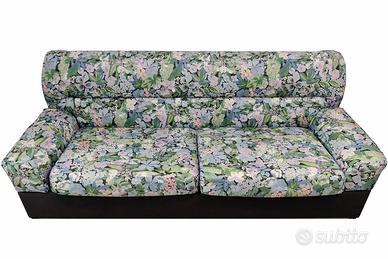 Divano a 3 posti e letto matrimoniale.