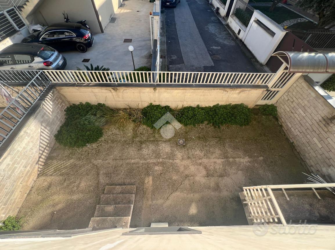 VILLA A SCHIERA A MONDRAGONE - More
