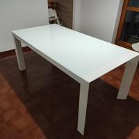 Tavolo bianco in vetro