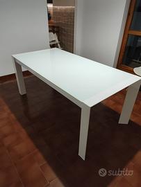 Tavolo bianco in vetro