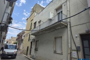 BIVANI INDIPENDENTE AL PRIMO PIANO CON TERRAZZO
