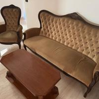 Divano e 2 poltrone con tavolino in legno