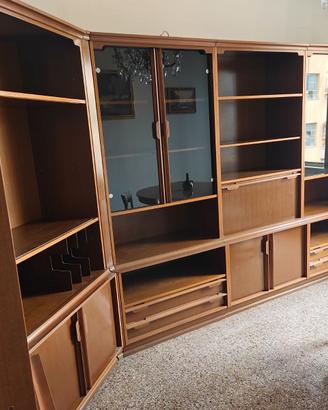 Armadio con tavolo in legno