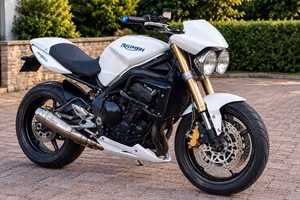 TRIUMPH STREET TRIPLE 675 DEPO A2  (Solo Libretto)