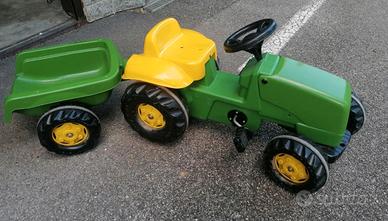 Trattore a pedali con rimorchio.