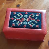 scatola di color rosso