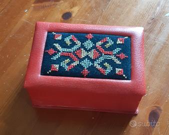 scatola di color rosso