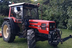 Trattore con lama da neve