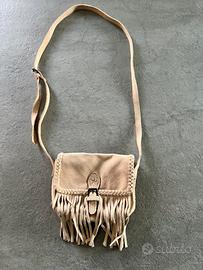 Piccola borsa scamosciata con frange
