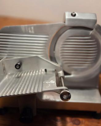Affettatrice professionale OMEGA lama da 22cm