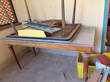 Vecchi tavoli antichi e vintage
