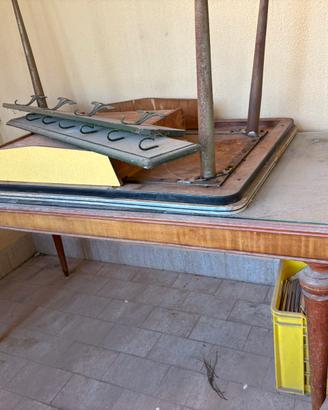 Vecchi tavoli antichi e vintage