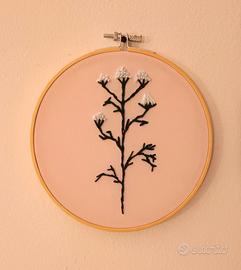 cerchio da parete con fiore cucito a mano