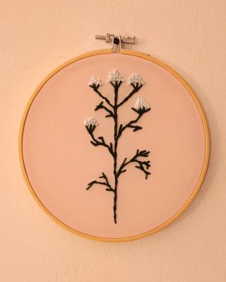 cerchio da parete con fiore cucito a mano