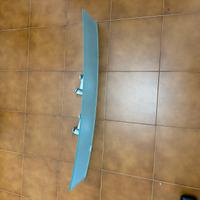 Mensola in vetro satinato curvata con staffe