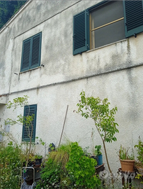 Villetta con grande giardino alberato