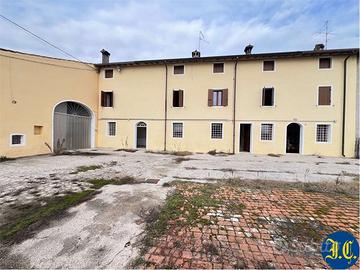 MOZZECANE - IMMERSO NELLA CAMPAGNA