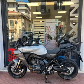 Yamaha Tracer 9 GT YAMT, Scarico e piastra per bau