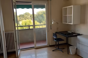 Libere camere singole con balcone e condizionatore
