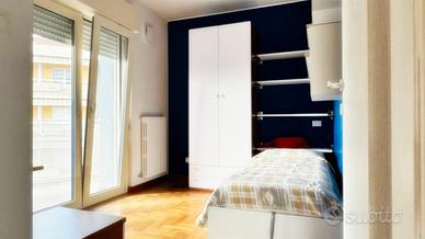 Letto con armadio e comodino