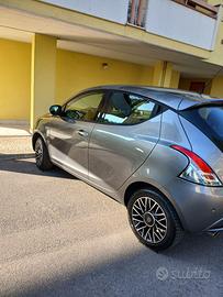 Lancia y Gold