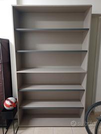 Mobile grigio con ripiani 