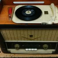 Radio con giradischi.