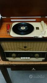 Radio con giradischi.