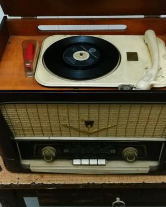 Radio con giradischi.