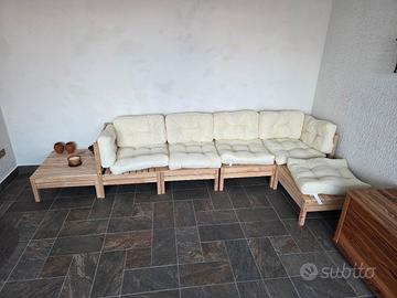 Divano nuovo in legno con Cuscini