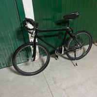 Bicicletta nera da città funzionante