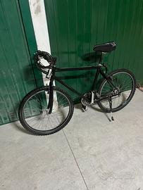 Bicicletta nera da città funzionante