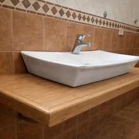 Tavola in legno con lavandino
